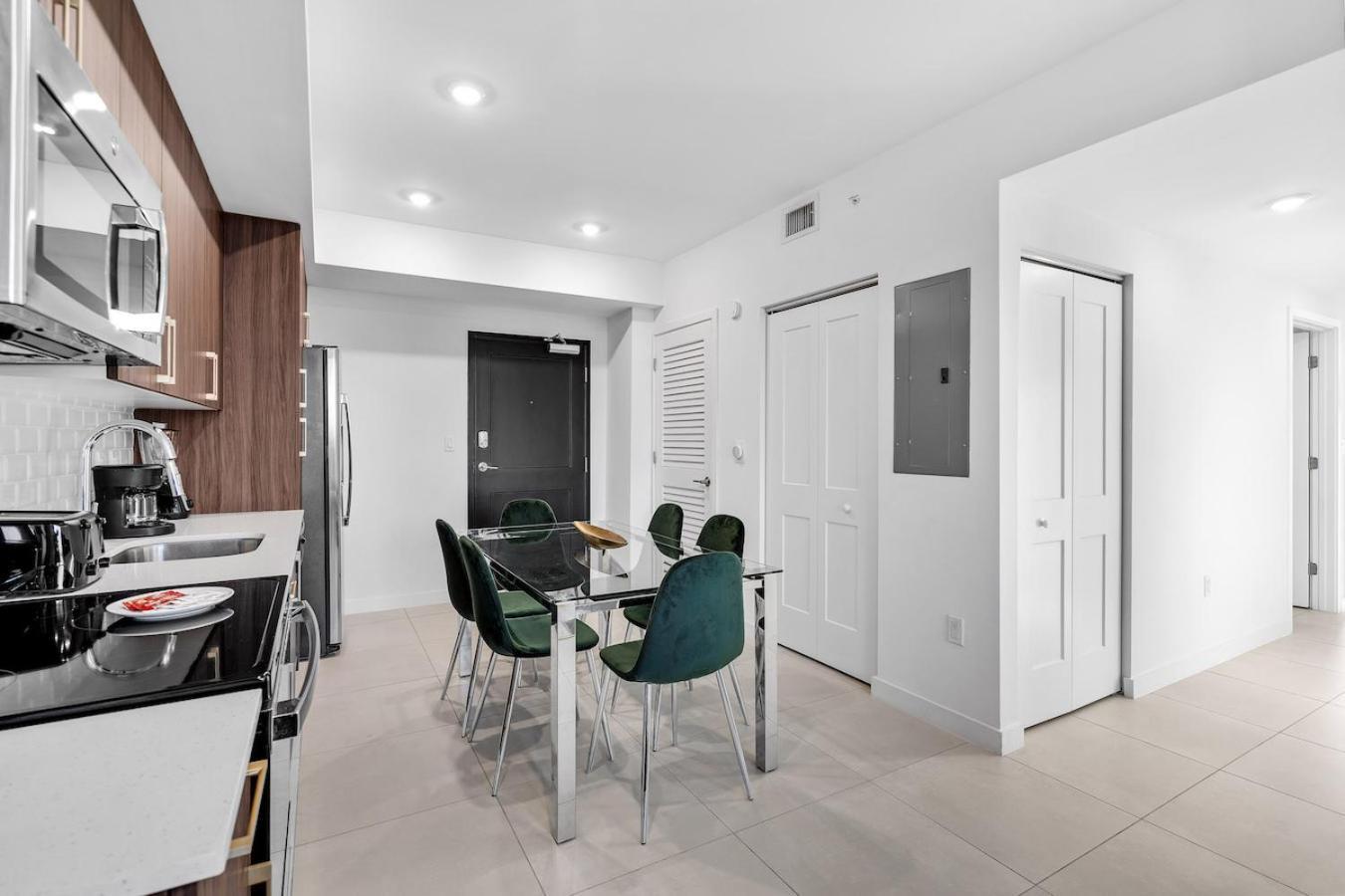 Charming 3-bed Mins From Brickell With Free Parking Apartment *